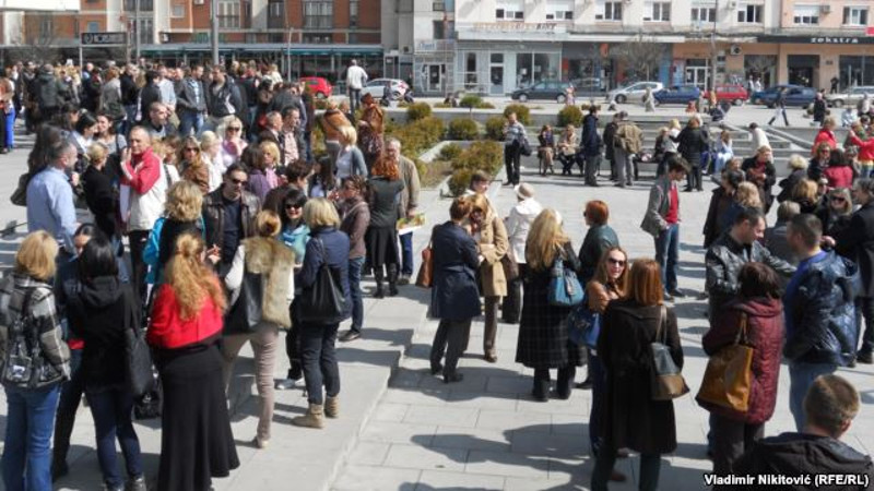 Протест просветних радника у Чачку јер нису примили плате за фебруар Протест просветних радника у Чачку јер нису примили плате за фебруар