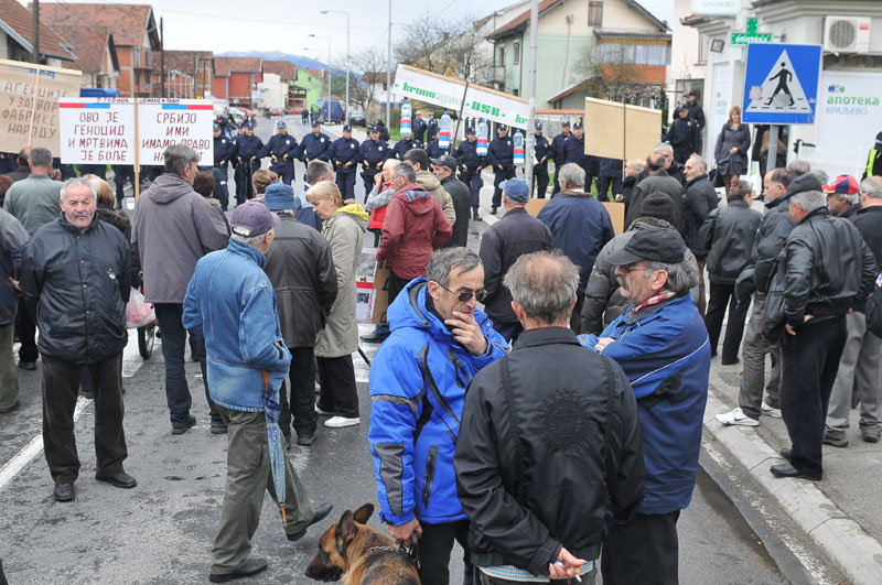 Краљево: Полиција зауставила раднике "Магнохрома" Краљево: Полиција зауставила раднике "Магнохрома"