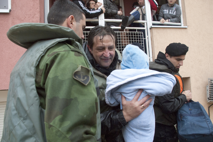 Погледајте акције спасавања које изводе Гашић и Вучић а у којима увек главну улогу имају деца чија се несрећа медијски експлоатише Погледајте акције спасавања које изводе Гашић и Вучић а у којима увек главну улогу имају деца чија се несрећа медијски експлоатише