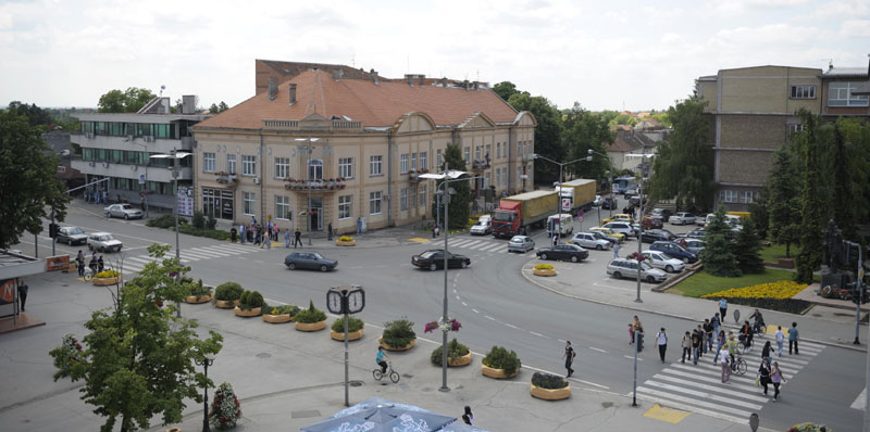 Драма у Инђији, СНС батинашке екипе крстаре градом и батинају припаднике опозиције Драма у Инђији, СНС батинашке екипе крстаре градом и батинају припаднике опозиције