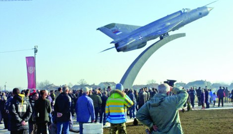 Док 15.500 Крушевљана тражи посао, 7.300 чека у реду за неки вид социјалне помоћи а отказ прети 3.500 радника, власт прави макете! Док 15.500 Крушевљана тражи посао, 7.300 чека у реду за неки вид социјалне помоћи а отказ прети 3.500 радника, власт прави макете!