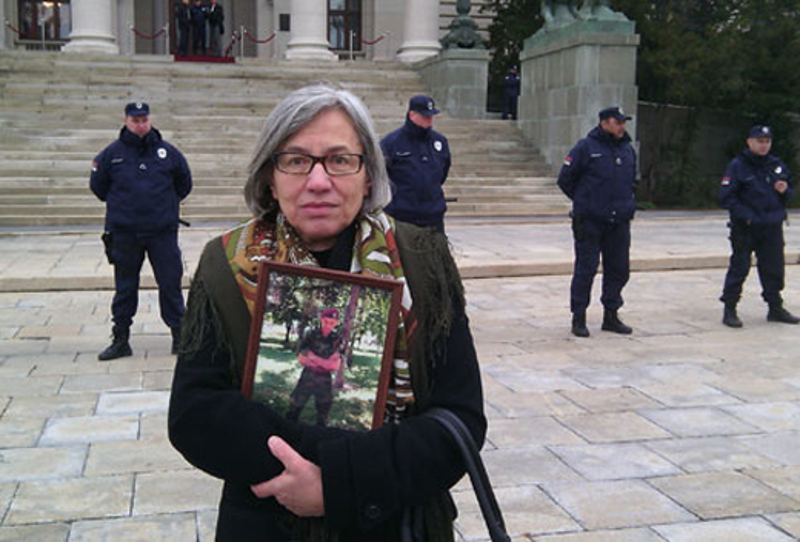 Мајка војника погинулог на караули Кошаре протестовала испред Народне скупштине против НАТО семинара који се одржава у Београду Мајка војника погинулог на караули Кошаре протестовала испред Народне скупштине против НАТО семинара који се одржава у Београду