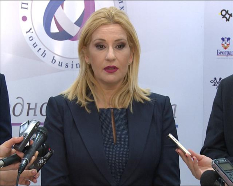 Неспособно лапрдало зачепи више! Досадила си читавој Србији са твојим свакодневним просеравањем
