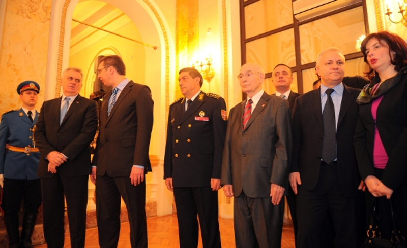 Вучић опрема војску од 2012. године када је био министар одбране само никако да стигне, Блер му не избива из канцеларије! (видео) Вучић опрема војску од 2012. године када је био министар одбране само никако да стигне, Блер му не избива из канцеларије! (видео)