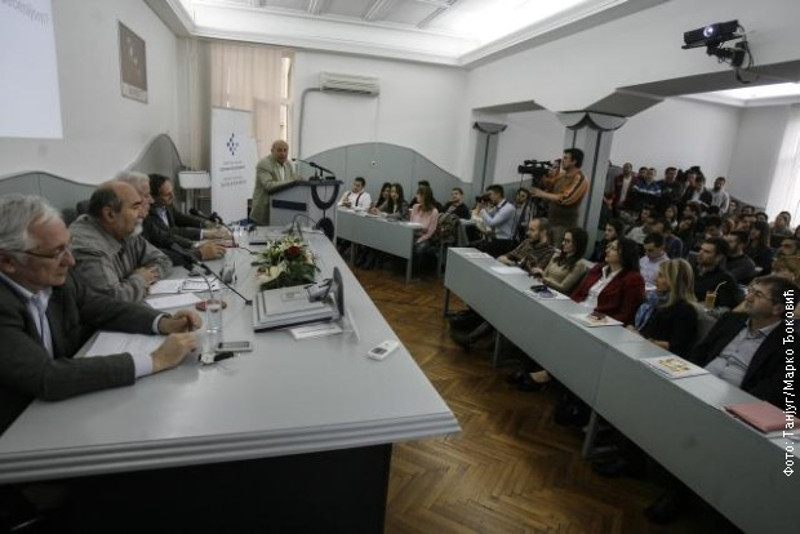 Младић прекинуо дебату на Економском факултету речима: "Србија је под окупацијом и ми смо економска колонија" Младић прекинуо дебату на Економском факултету речима: "Србија је под окупацијом и ми смо економска колонија"