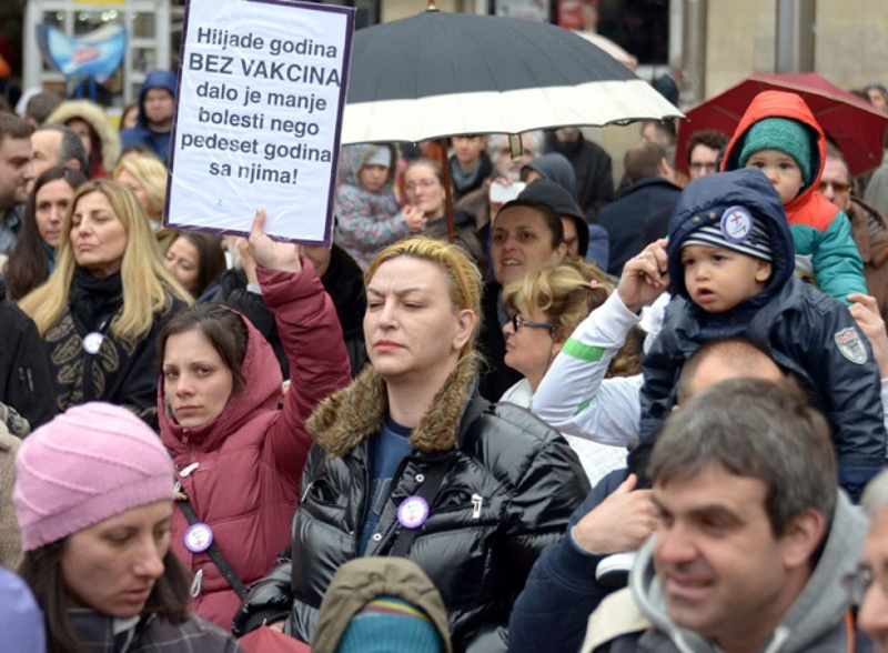 БЕСНИ РОДИТЕЉИ ИЗЛАЗЕ НА УЛИЦЕ: Желе да раде медицинске експерименте на нашој деци БЕСНИ РОДИТЕЉИ ИЗЛАЗЕ НА УЛИЦЕ: Желе да раде медицинске експерименте на нашој деци