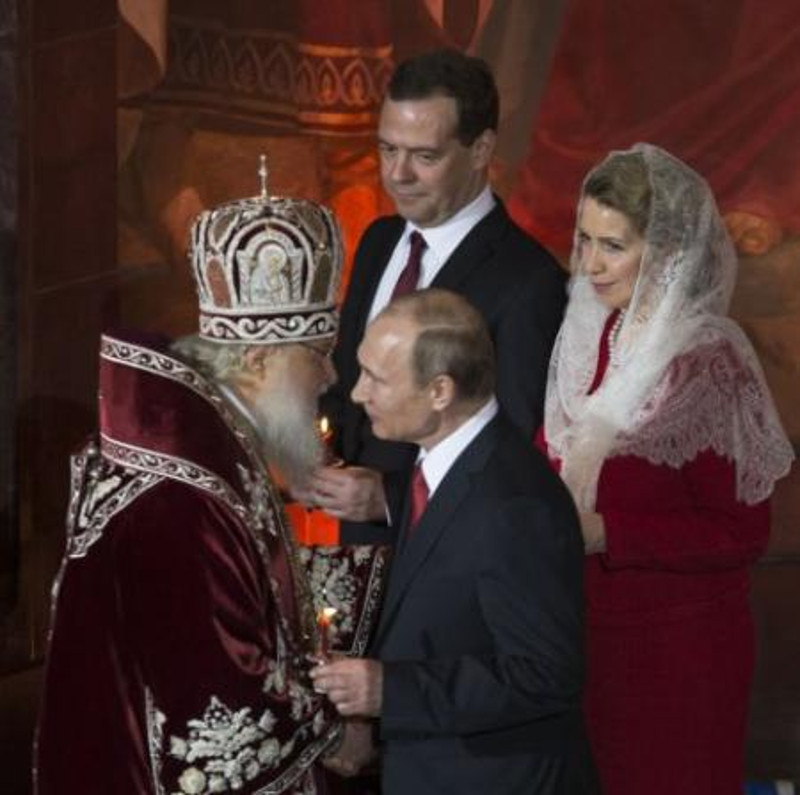 Владимир Путин и Дмитриј Медведев присуствовали Ускршњој литургији у Москви Владимир Путин и Дмитриј Медведев присуствовали Ускршњој литургији у Москви