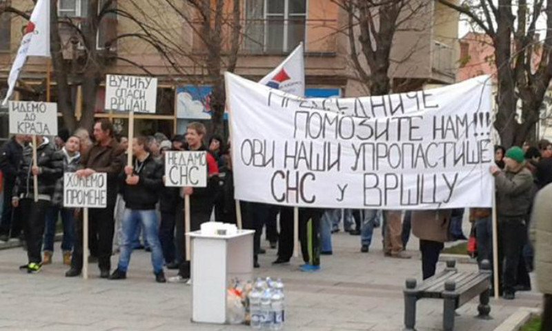 ОПШТЕ ЛУДИЛО! Напредњаци протестују против напредњака: “Упропастише нам СНС” ОПШТЕ ЛУДИЛО! Напредњаци протестују против напредњака: “Упропастише нам СНС”