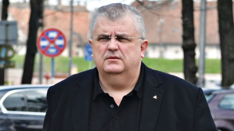 Сакато крме чешало пи..у па сломило нокат Сакато крме чешало пи..у па сломило нокат