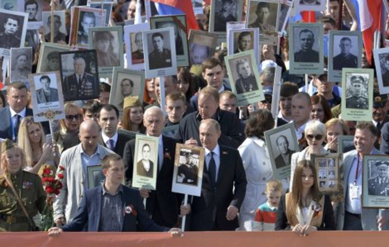 БЕСМРТНИ ПУК: Путин са сликом оца у рукама предводио марш 250.000 Руса (фото) БЕСМРТНИ ПУК: Путин са сликом оца у рукама предводио марш 250.000 Руса (фото)