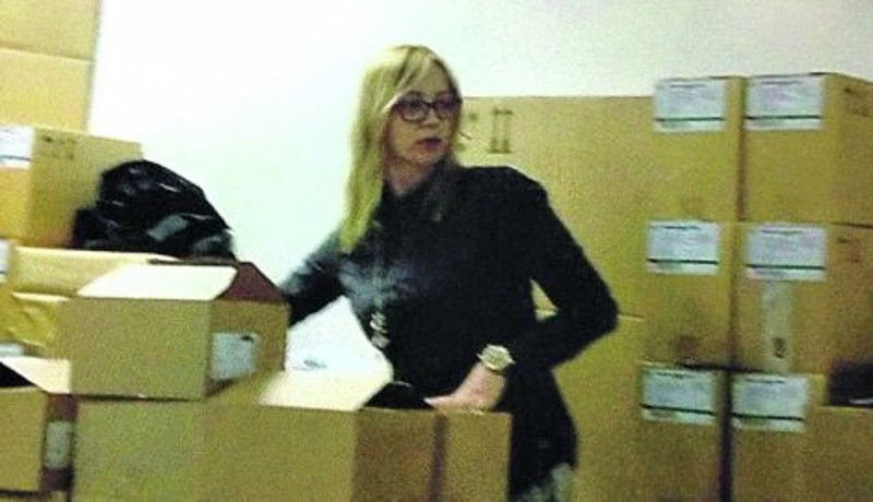 ПОБУНА НА ТОРЛАКУ: Директорка сама лепила етикете на вакцине ПОБУНА НА ТОРЛАКУ: Директорка сама лепила етикете на вакцине
