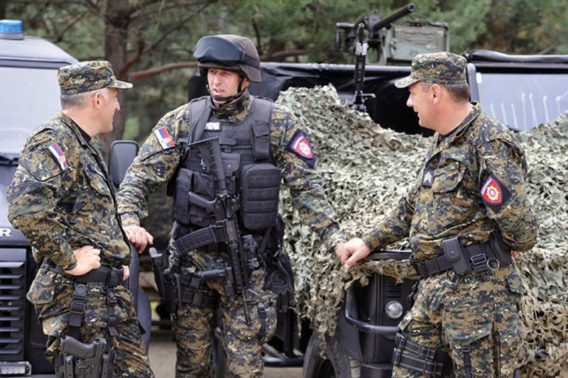 На српско-македонску границу кренула екипа доктора која је специјализована за болести тероризма На српско-македонску границу кренула екипа доктора која је специјализована за болести тероризма