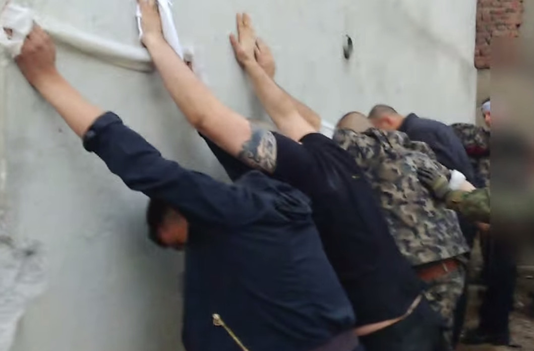 Погледајте предају шиптарских терориста македонским снагама безбедности (видео) Погледајте предају шиптарских терориста македонским снагама безбедности (видео)