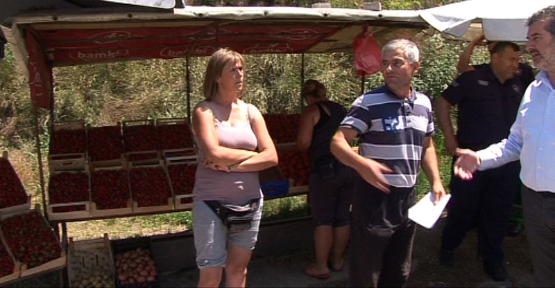 Напад комуналаца на сиротињу која покушава да преживи продајући воће и поврће поред Ибарске Напад комуналаца на сиротињу која покушава да преживи продајући воће и поврће поред Ибарске