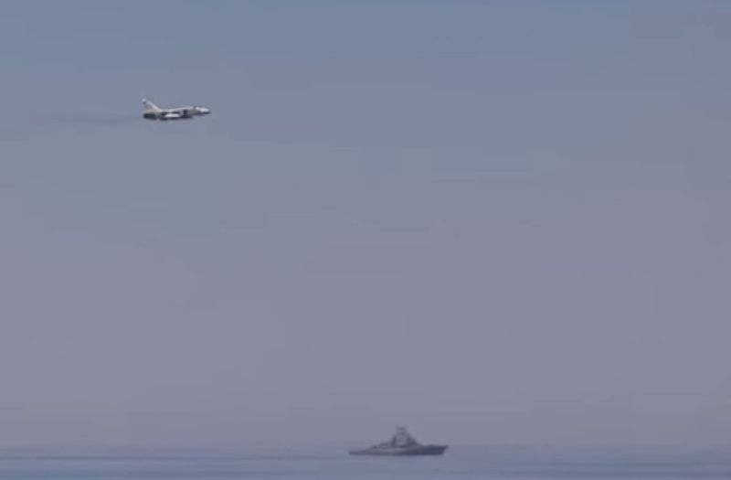 ПОГЛЕДАЈТЕ: Како изгледа блиски сустрет руског јуришног авиона СУ-24 и америчког разарача (видео) ПОГЛЕДАЈТЕ: Како изгледа блиски сустрет руског јуришног авиона СУ-24 и америчког разарача (видео)