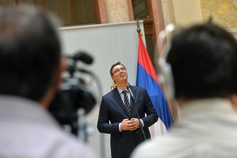 Вучић: “Никад нисам био нарочито леп, али сад баш не личим ни на шта”. Па зато ваљда на себи имаш више шминке од камењарке! (видео) Вучић: “Никад нисам био нарочито леп, али сад баш не личим ни на шта”. Па зато ваљда на себи имаш више шминке од камењарке! (видео)