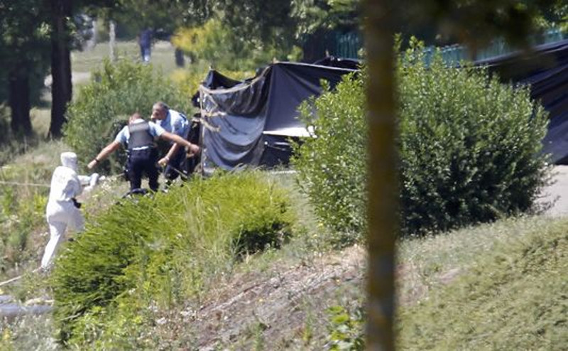 КРВОПРОЛИЋЕ У ФРАНЦУСКОЈ: У нападу исламиста обезглављен човек, полиција привела осумњиченог (видео) КРВОПРОЛИЋЕ У ФРАНЦУСКОЈ: У нападу исламиста обезглављен човек, полиција привела осумњиченог (видео)