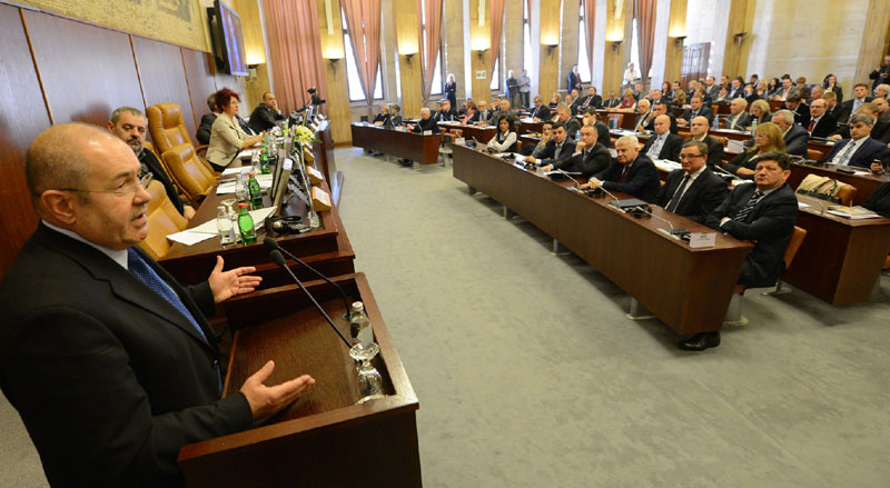 Војводина: "Посланичка" паразитска банда заради плату за дан! Војводина: "Посланичка" паразитска банда заради плату за дан!