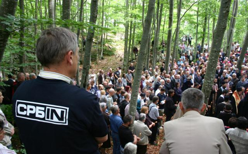 Усташе покушале да спрече комеморацију за преко 40.000 Срба страдалих у комплексу усташких логора Јадовно Усташе покушале да спрече комеморацију за преко 40.000 Срба страдалих у комплексу усташких логора Јадовно