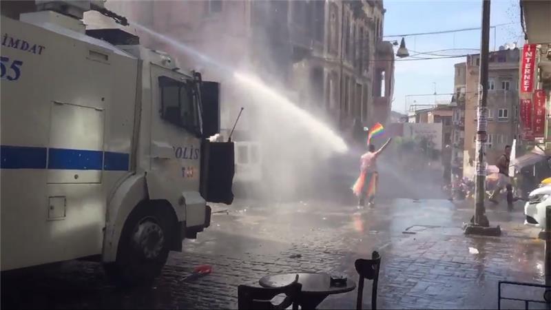 Полиција воденим топовима и сузавцем на учеснике параде содомита у Истанбулу (видео) Полиција воденим топовима и сузавцем на учеснике параде содомита у Истанбулу (видео)