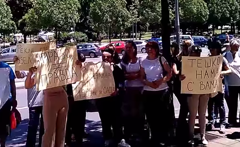 Протест нераспоређених здравствених радника са Косова и Метохије (видео) Протест нераспоређених здравствених радника са Косова и Метохије (видео)