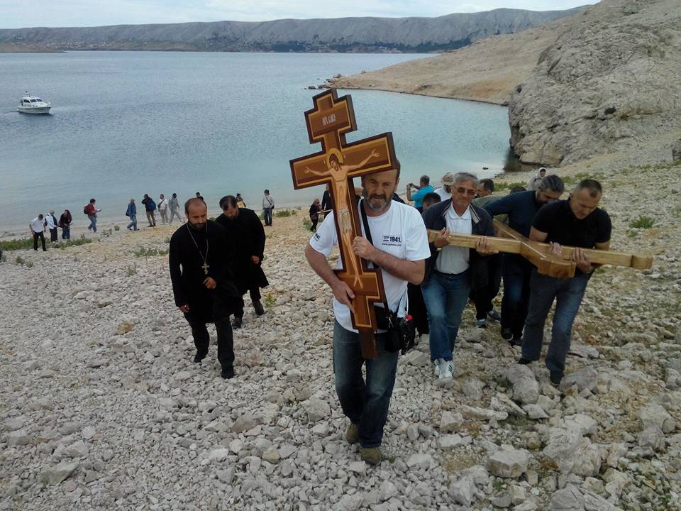 На острву Паг, мјесту најужаснијег хрватског логора смрти за Србе, постављен је православни крст На острву Паг, мјесту најужаснијег хрватског логора смрти за Србе, постављен је православни крст