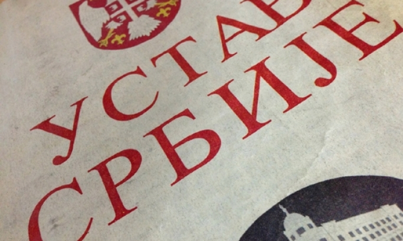 Устав Србије прекрајају странци