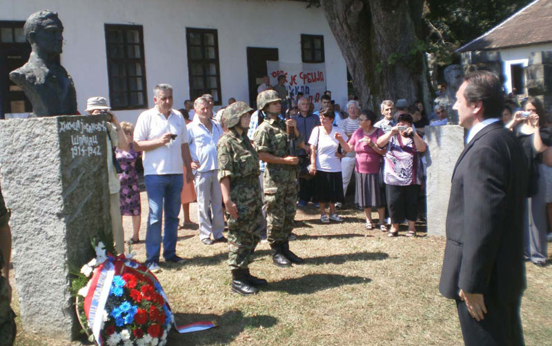 Докле ћете бре идиоти да славите братоубиство почињено од стране бољшевичког терористе као "Дан устанка"?!