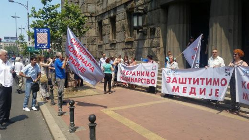 Београд: Протест Синдиката новинара Србије и ПРОУНС испред зграде Уставног суда - Сачувајмо медије и новинарство Београд: Протест Синдиката новинара Србије и ПРОУНС испред зграде Уставног суда - Сачувајмо медије и новинарство