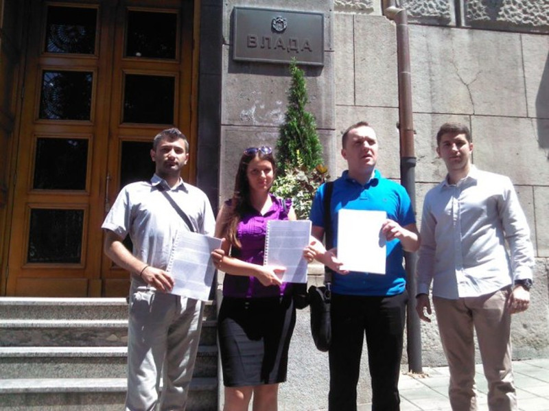 3.267 српских студената предало влади Србије петицију којом се тражи од председника и премијера Србије да не иду у Сребреницу! 3.267 српских студената предало влади Србије петицију којом се тражи од председника и премијера Србије да не иду у Сребреницу!