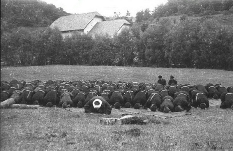 Муслимани, припадници усташке црне легије клањају у Сребреници 1942. године у време геноцида над Србима