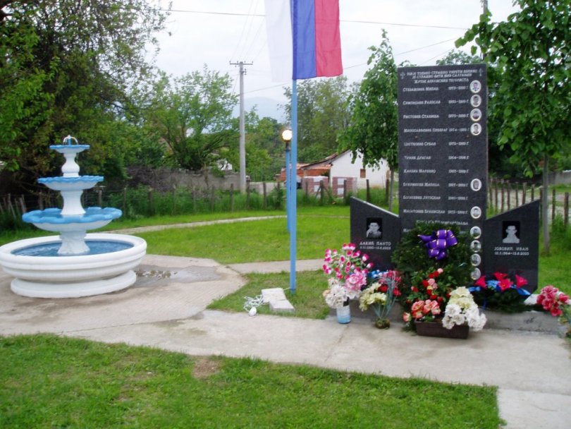 Гораждевац: Шиптарски терористи запалили споменик српској деци коју су побили на Бистрици! Гораждевац: Шиптарски терористи запалили споменик српској деци коју су побили на Бистрици!