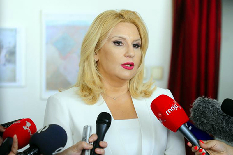 УХАПСИТЕ КОРУМПИРАНОГ ОЛОША! Министарка Михајловић поклонила приватној фирми земљиште вредно 4 милијарде евра УХАПСИТЕ КОРУМПИРАНОГ ОЛОША! Министарка Михајловић поклонила приватној фирми земљиште вредно 4 милијарде евра