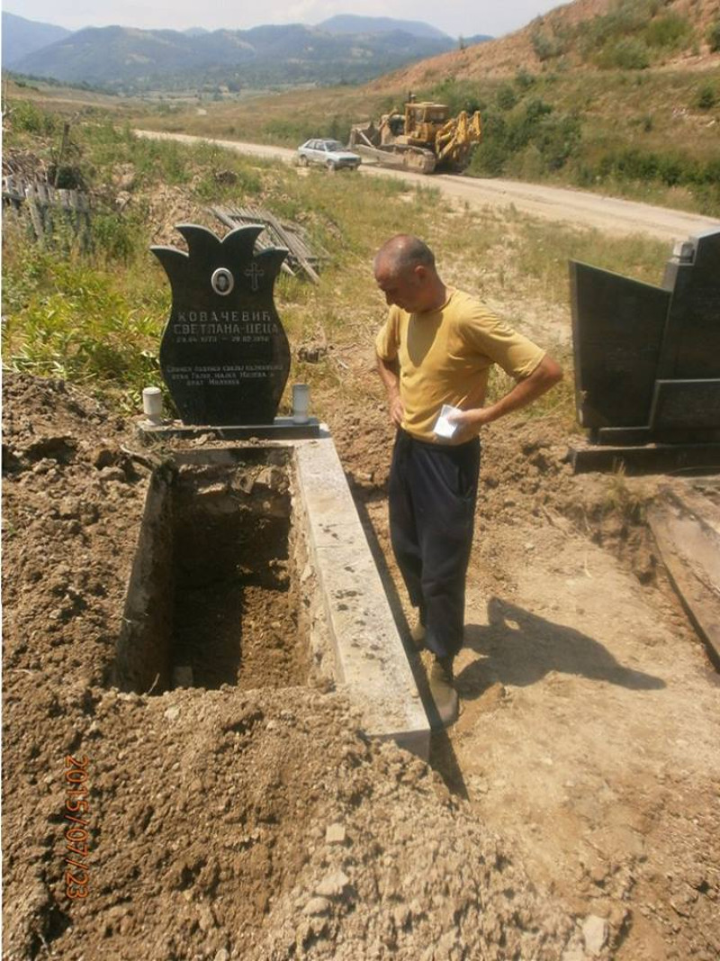 Полицијски јуриш државе Србије на гробове предака Милинка Ковачевића (фото) Полицијски јуриш државе Србије на гробове предака Милинка Ковачевића (фото)