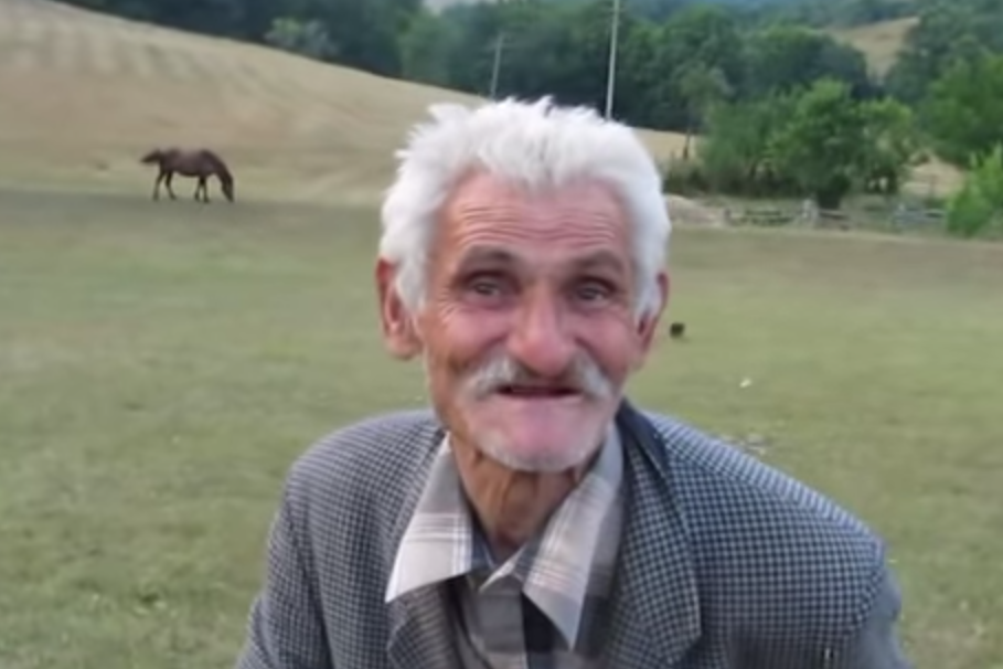 Став обичног српског пастира из пасивних крајева о нападу на Вучића у Сребреници (видео) Став обичног српског пастира из пасивних крајева о нападу на Вучића у Сребреници (видео)