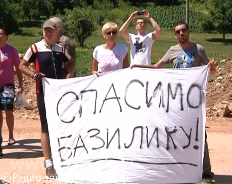 Протест на зидинама хришћанске базилике код Црвене реке коју Вучићеви секташи хоће да униште Протест на зидинама хришћанске базилике код Црвене реке коју Вучићеви секташи хоће да униште