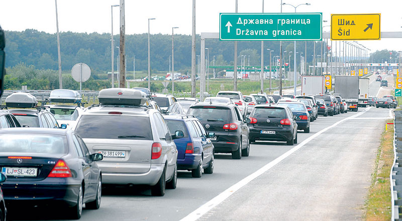Док хиљаде миграната на југу улазе у Србију без икаквих папира дотле Срби на улаз из Мађарске чекају по пет сати?! Док хиљаде миграната на југу улазе у Србију без икаквих папира дотле Срби на улаз из Мађарске чекају по пет сати?!