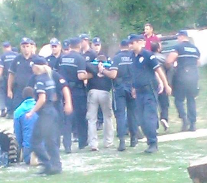 Ово је Вучићева Србија! Полиција развалила врата манастира, стражари, деца и жена похапшени Ово је Вучићева Србија! Полиција развалила врата манастира, стражари, деца и жена похапшени