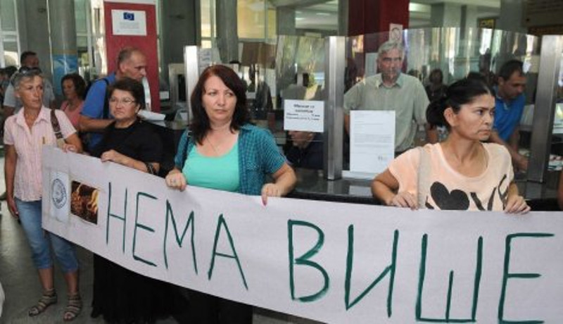 Крагујевац: Запослени у Центру за стрна жита без плата 22 месеца, блокирали шалтер за информације и издавање образаца Крагујевац: Запослени у Центру за стрна жита без плата 22 месеца, блокирали шалтер за информације и издавање образаца