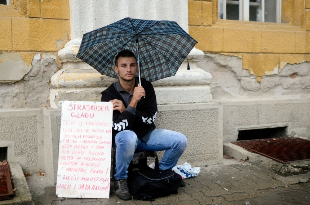 "Штрајкујем глађу јер због маминих и татиних синова не могу да добијем посао" "Штрајкујем глађу јер због маминих и татиних синова не могу да добијем посао"