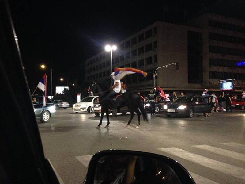 На улице Новог Сада изјахао на коњу и са тробојком у руци славио злато ватерполиста! На улице Новог Сада изјахао на коњу и са тробојком у руци славио злато ватерполиста!