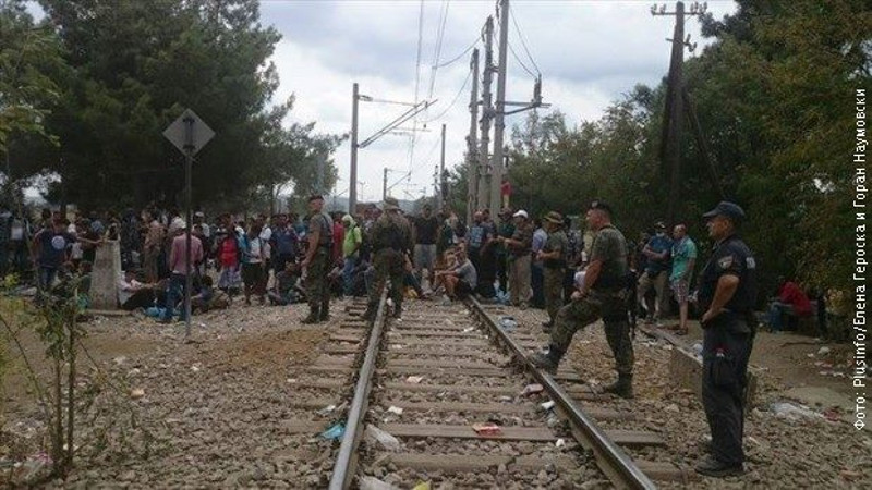 Македонска влада издала наређење војсци и полицији да блокирају границу са Грчком и тако спрече даљи улазак миграната Македонска влада издала наређење војсци и полицији да блокирају границу са Грчком и тако спрече даљи улазак миграната
