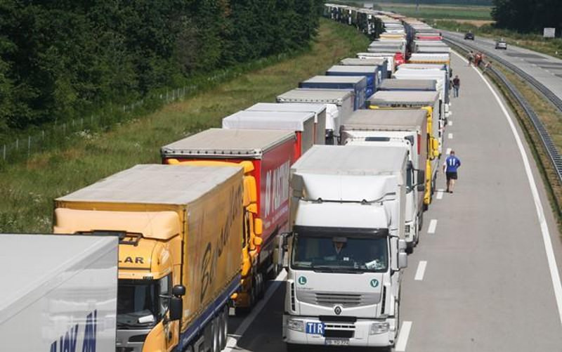 Мигрантска криза која се претвара у економску и привредну и која ће веома брзо колико сутра да прерасте у царински рат Мигрантска криза која се претвара у економску и привредну и која ће веома брзо колико сутра да прерасте у царински рат