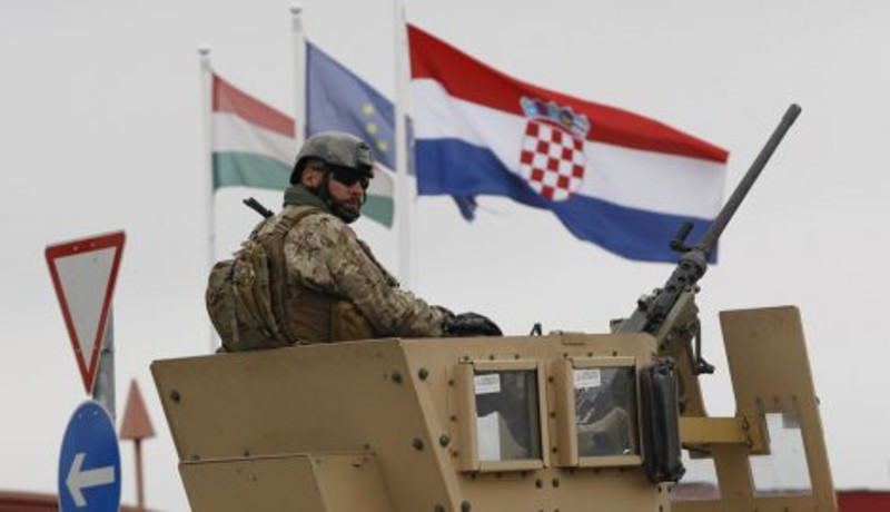 ХАМЕРИ, АУТОМАТСКЕ ПУШКЕ, ПАНЦИРИ Мађарска војска извукла "тешку машинерију" на границу с Хрватском ХАМЕРИ, АУТОМАТСКЕ ПУШКЕ, ПАНЦИРИ Мађарска војска извукла "тешку машинерију" на границу с Хрватском