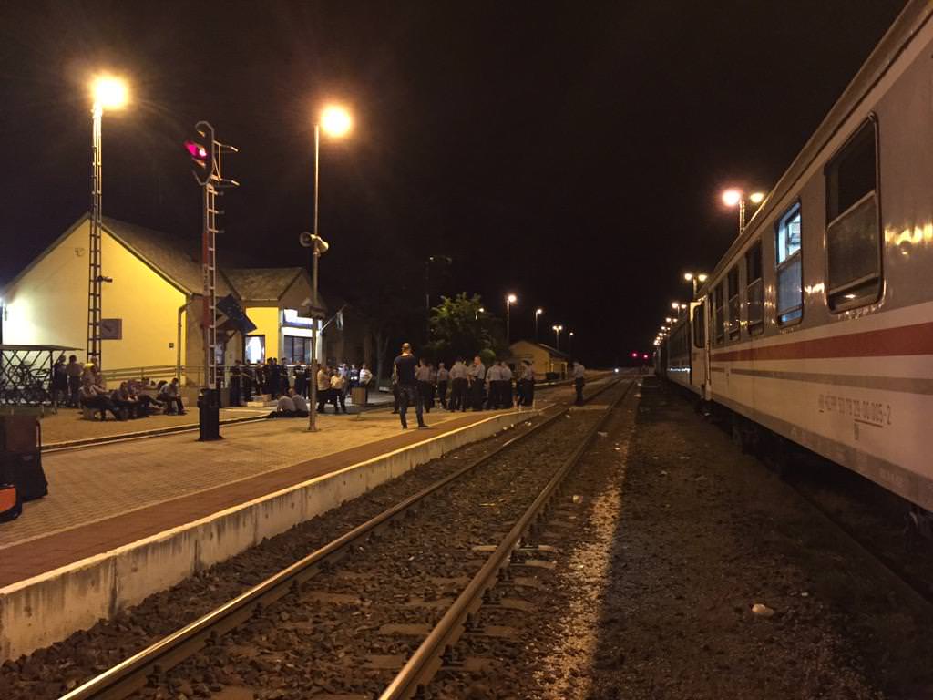 Разоружани и ухапшени хрватски полицајци чекају транспорт назад у Хрватску