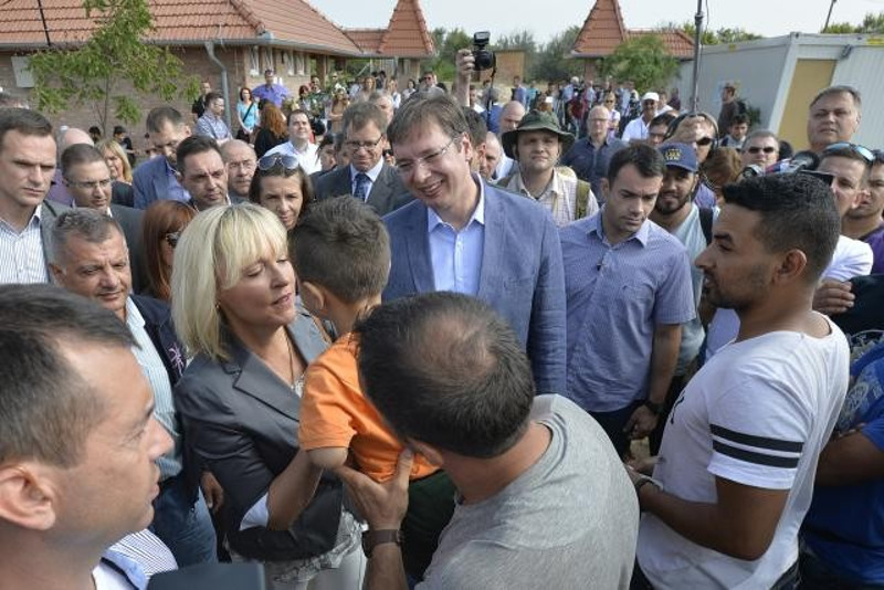 Како је Вучић неспособност да заштити државне интересе у мигрантској кризи покрио лажним хуманизмом и "европским вредностима" Како је Вучић неспособност да заштити државне интересе у мигрантској кризи покрио лажним хуманизмом и "европским вредностима"