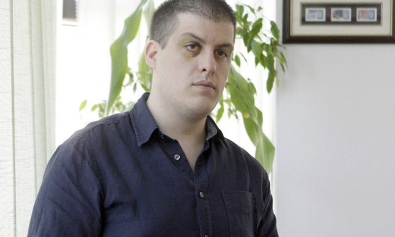 Новинар Иван Нинић физички нападнут пошто је поставио питања Томиславу Николићу о човеку из његовог кружења Новинар Иван Нинић физички нападнут пошто је поставио питања Томиславу Николићу о човеку из његовог кружења