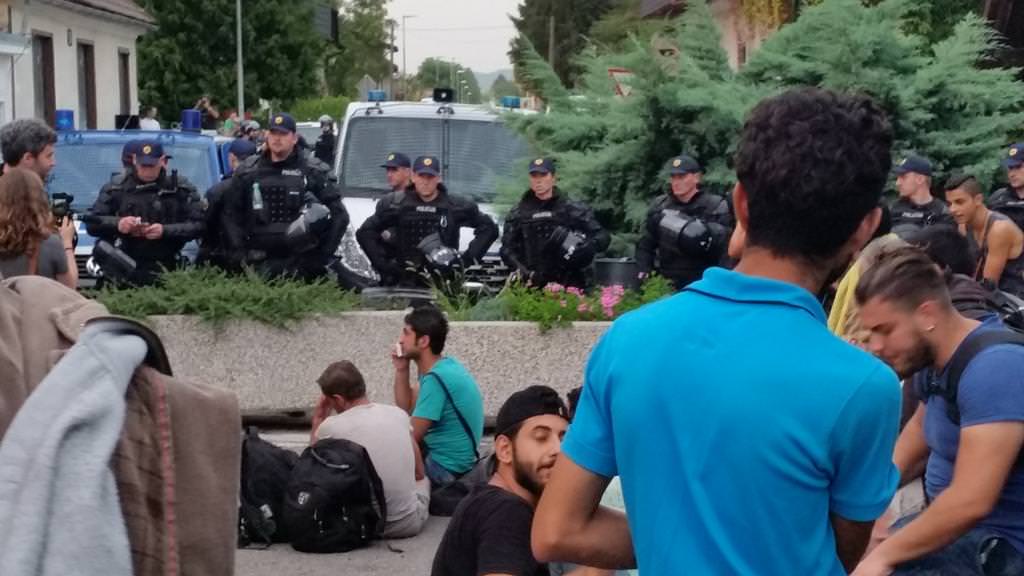 Хаос на словеначкој граници! Полиција бацила сузавац на мигранте, Словенци послали војску на границу са Хрватском! (видео) Хаос на словеначкој граници! Полиција бацила сузавац на мигранте, Словенци послали војску на границу са Хрватском! (видео)
