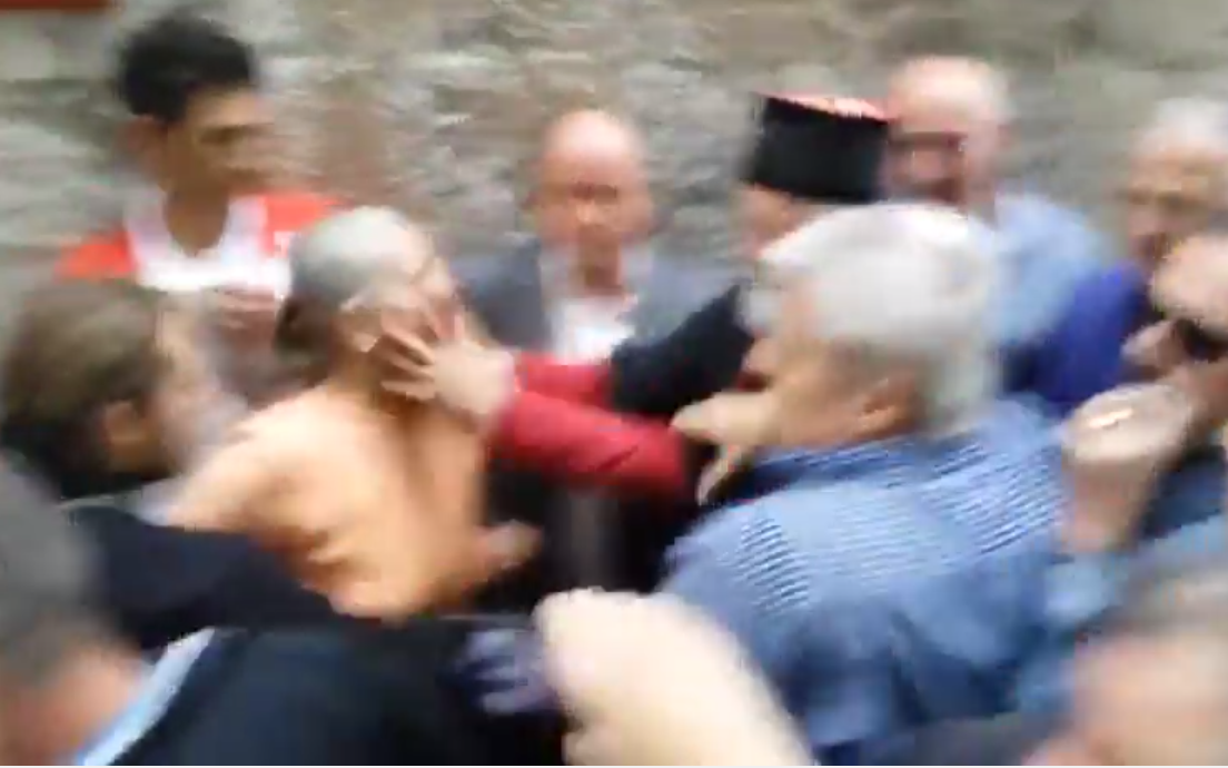Распоп Мираш у Котору крвнички удара старицу (видео) Распоп Мираш у Котору крвнички удара старицу (видео)