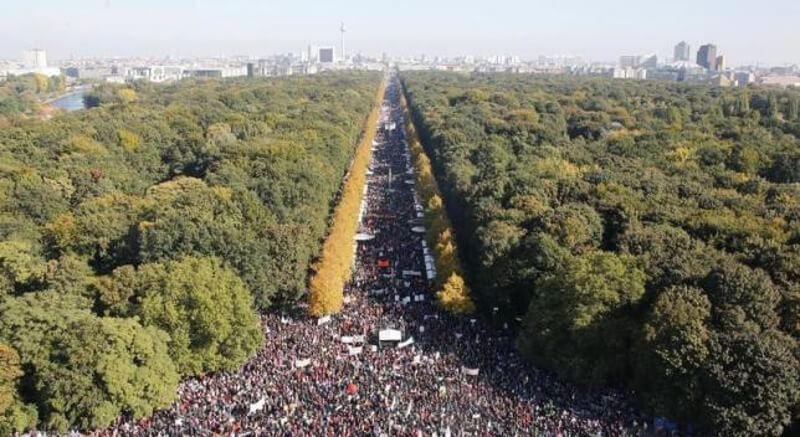 Берлин: Стотине хиљада људи протестује против трговинског споразума ЕУ и САД Берлин: Стотине хиљада људи протестује против трговинског споразума ЕУ и САД
